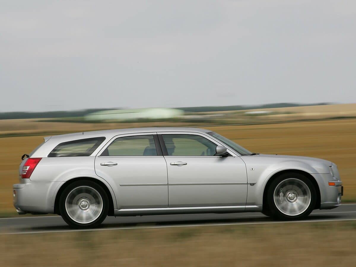 Chrysler 300C I — Yandan