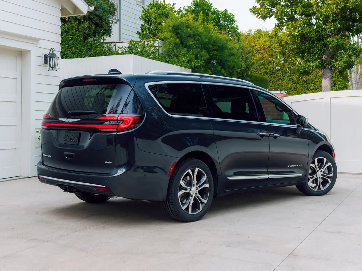 Chrysler Pacifica RU Restayling — 3/4 arxadan
