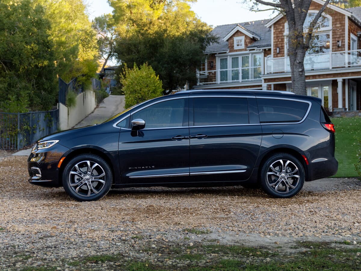 Chrysler Pacifica RU Restayling — Yandan