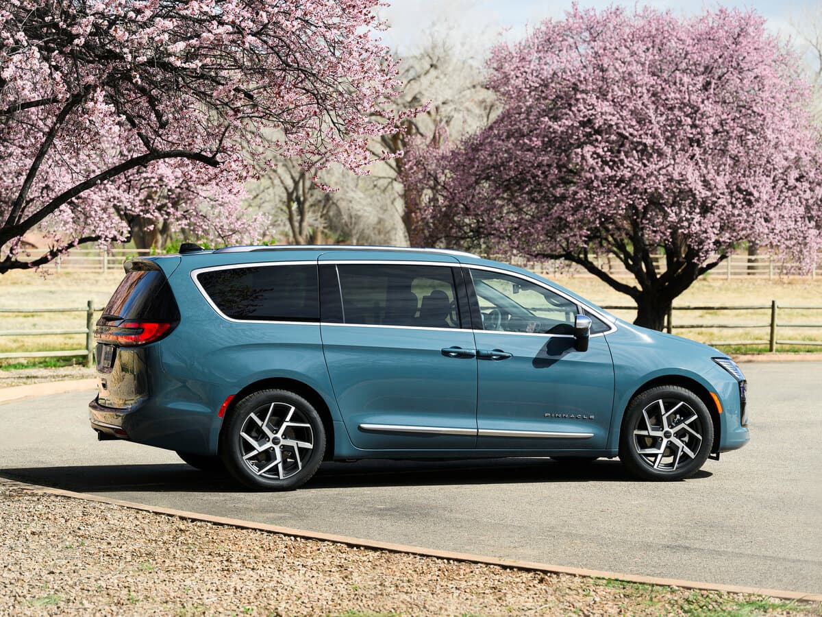 Chrysler Pacifica RU Restayling 2 — Yandan