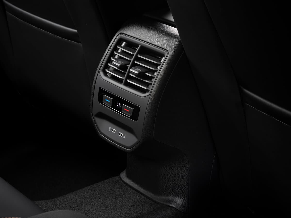 Cupra Leon I Nəsil — Salon, arxadan