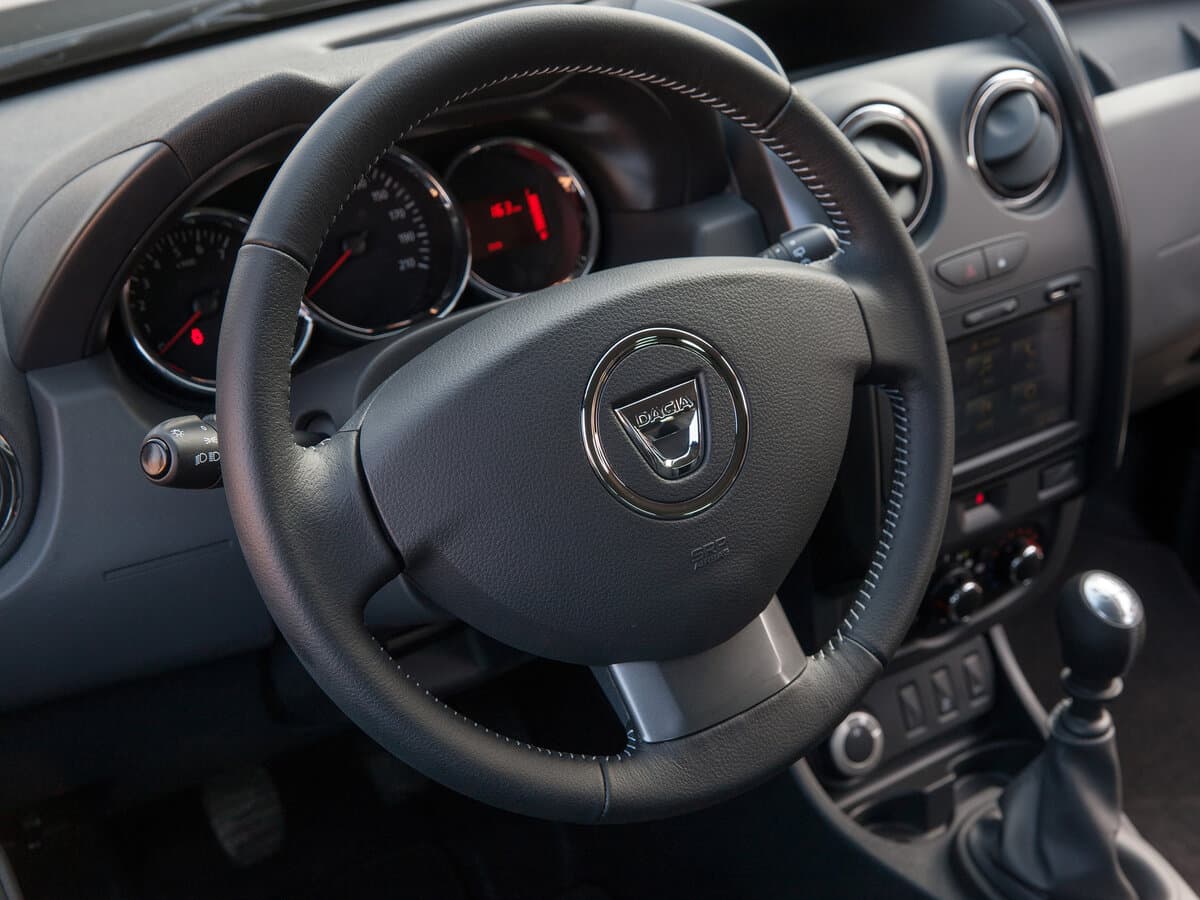 Dacia Duster I Restayling — Sükan
