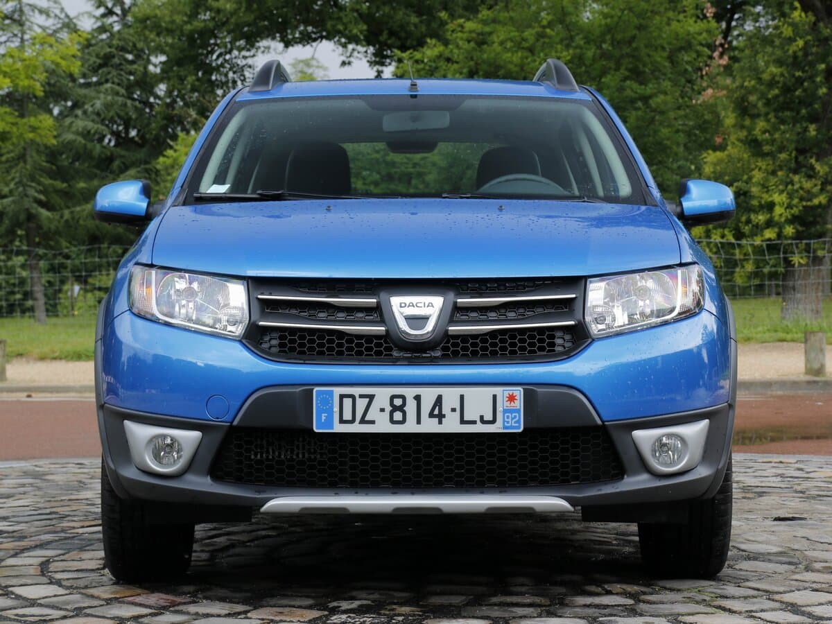 Dacia Sandero II — Öndən