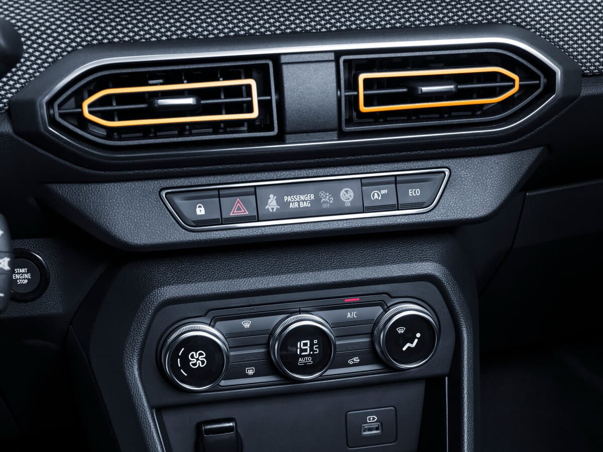 Dacia Sandero III — Salon, arxadan