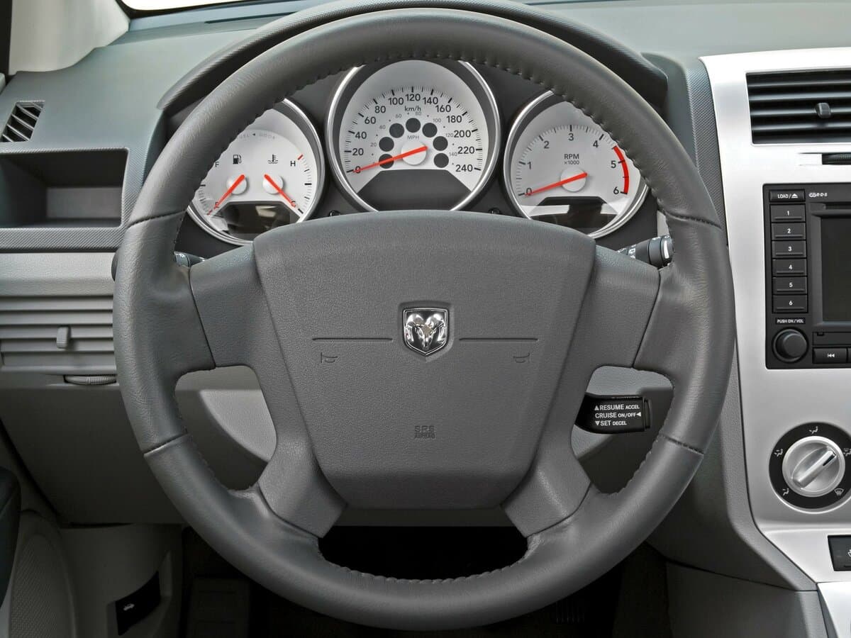 Dodge Caliber I — Sükan