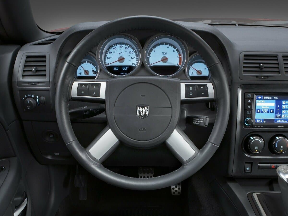 Dodge Challenger III — Sükan