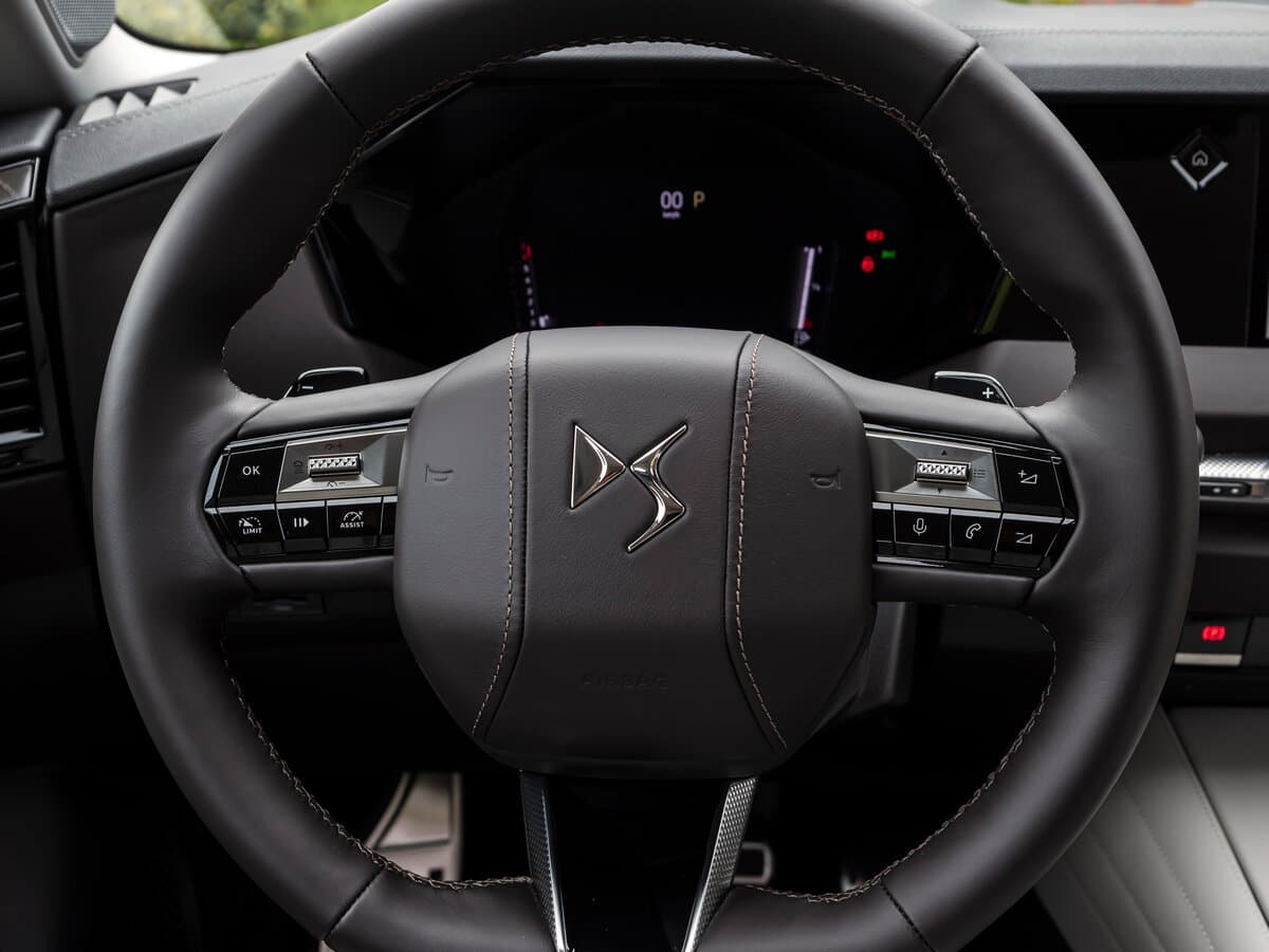 DS 4 II — Sükan