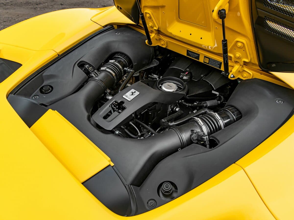 Ferrari F8 2019 – 2023 — Salon, öndən