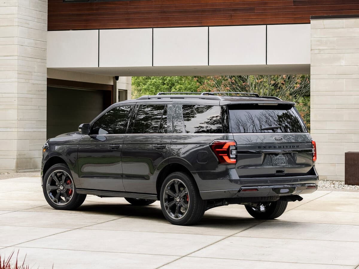 Ford Expedition IV Restayling — 3/4 arxadan