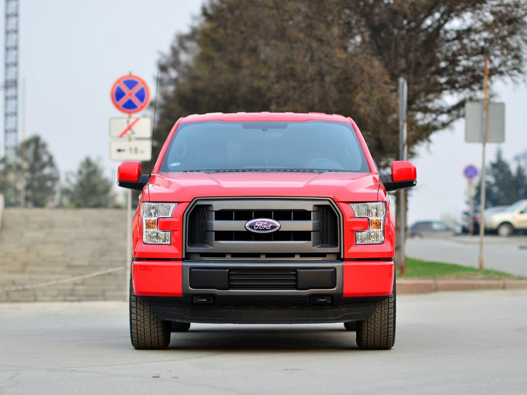 Ford F-150 XIII — Öndən