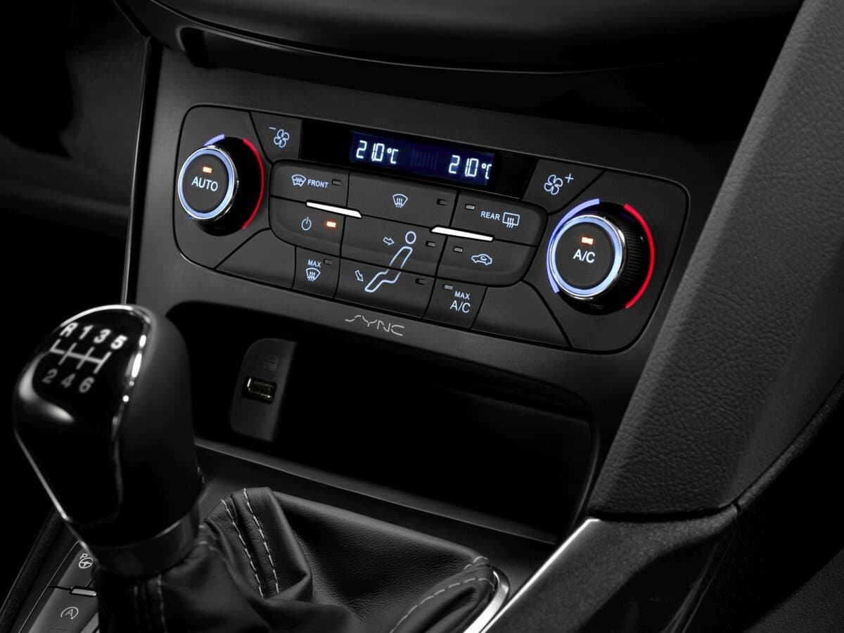 Ford Focus III Restayling — Salon, öndən
