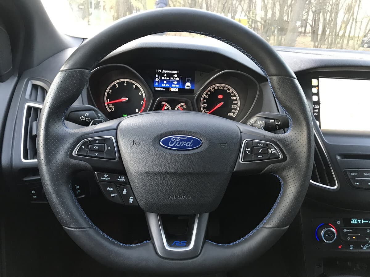 Ford Focus RS III — Sükan