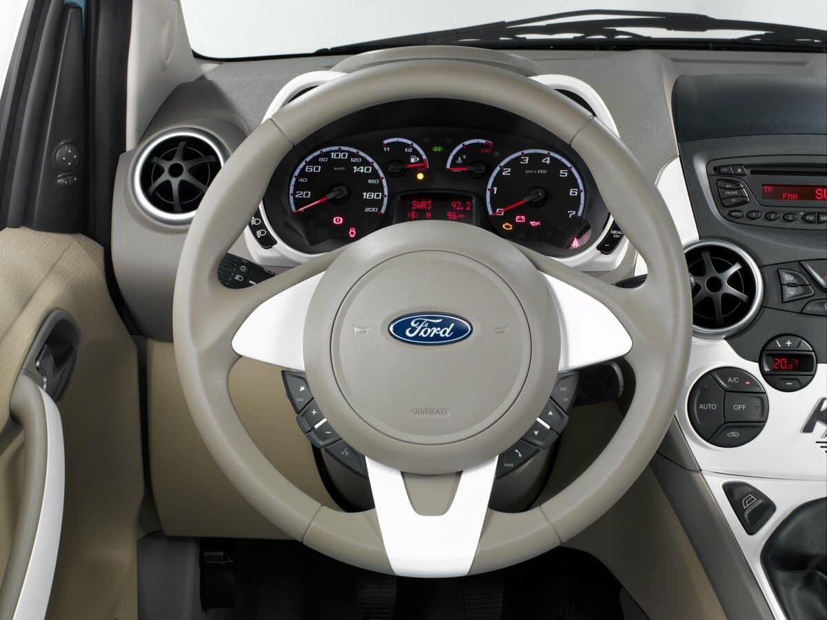 Ford KA II — Sükan