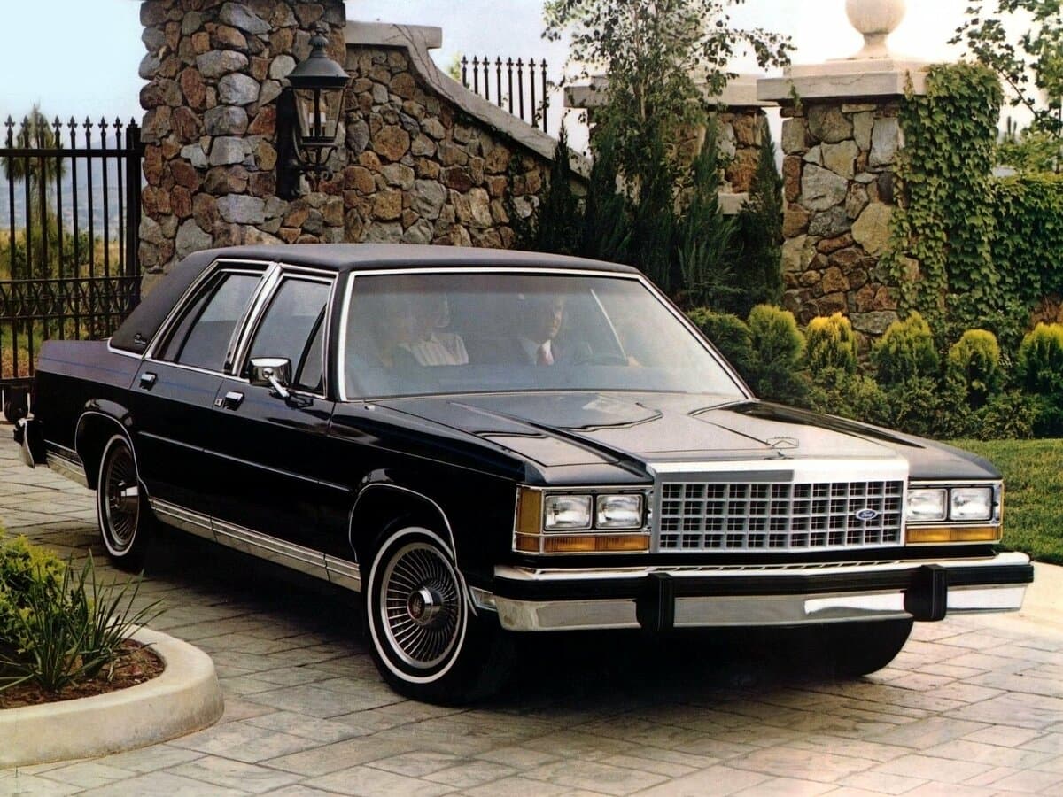 Ford LTD Crown Victoria 1983 – 1991 — Öndən