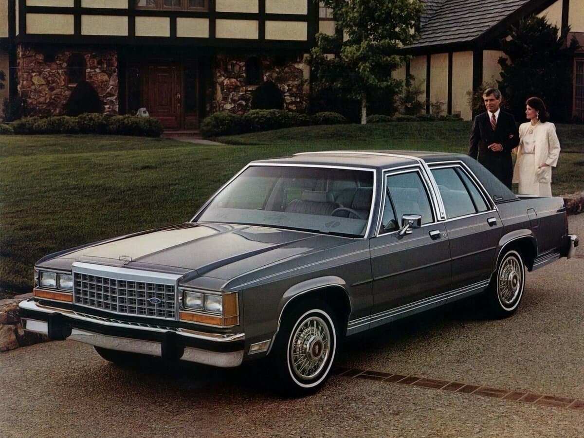 Ford LTD Crown Victoria 1983 – 1991 — Əsas şəkil