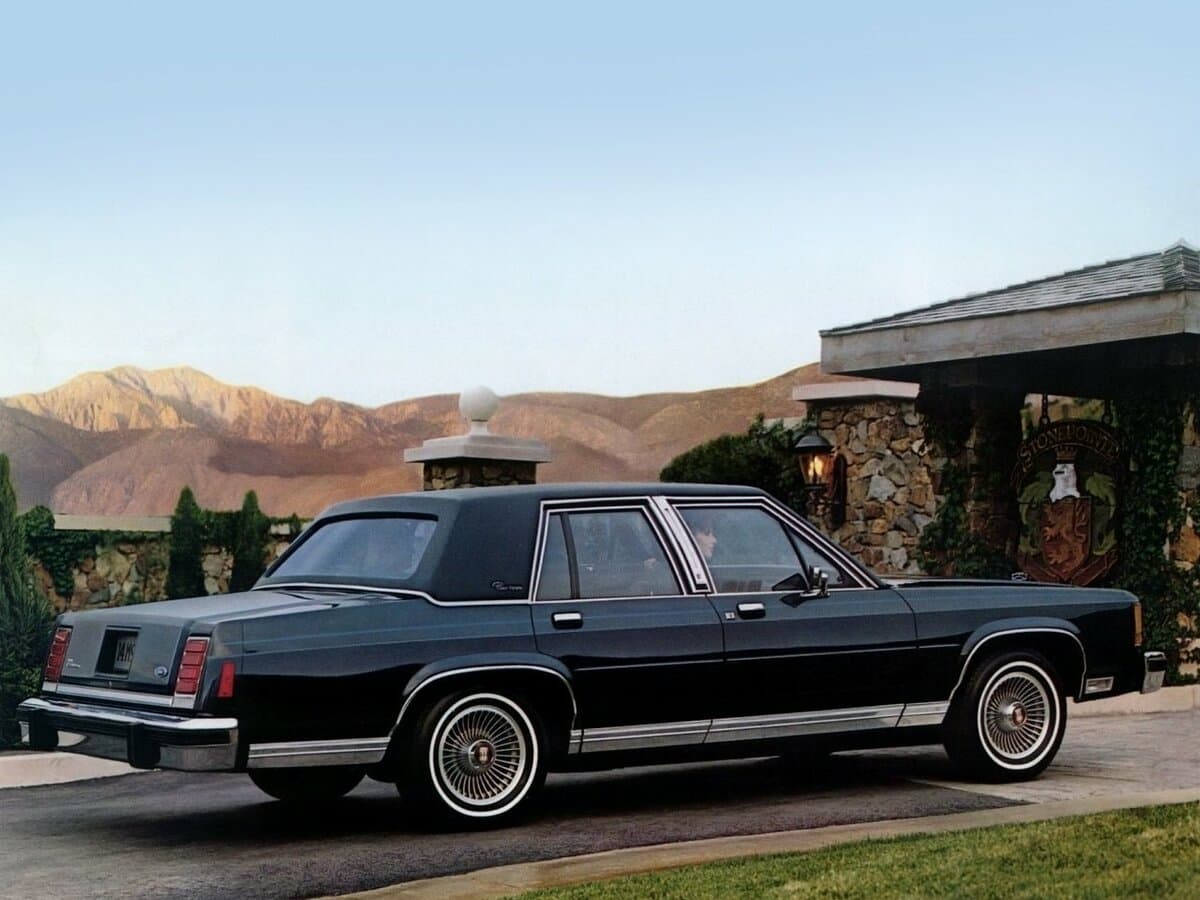 Ford LTD Crown Victoria 1983 – 1991 — 3/4 arxadan