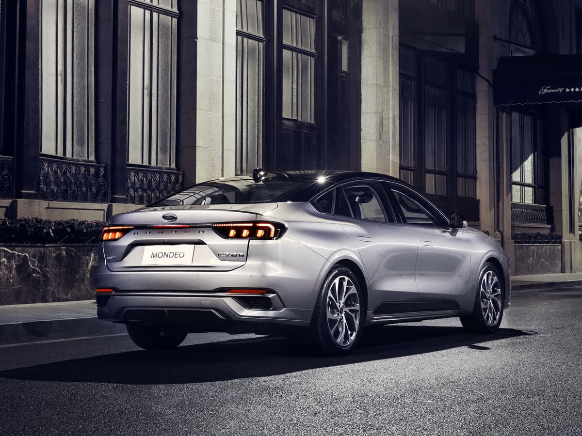 Ford Mondeo VI — 3/4 arxadan