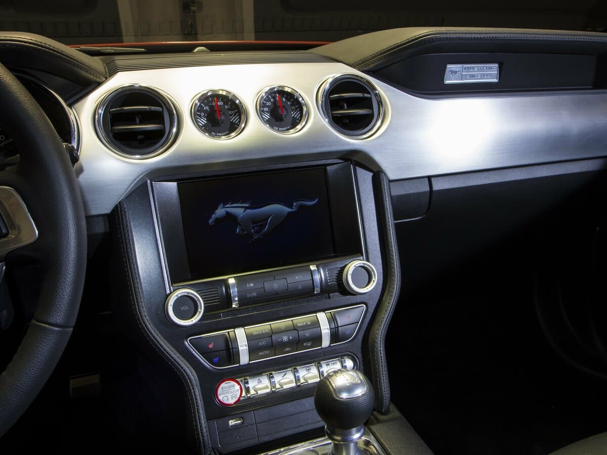 Ford Mustang VI — Salon, arxadan