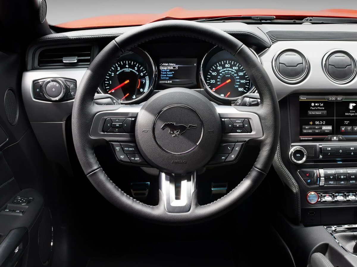 Ford Mustang VI — Sükan