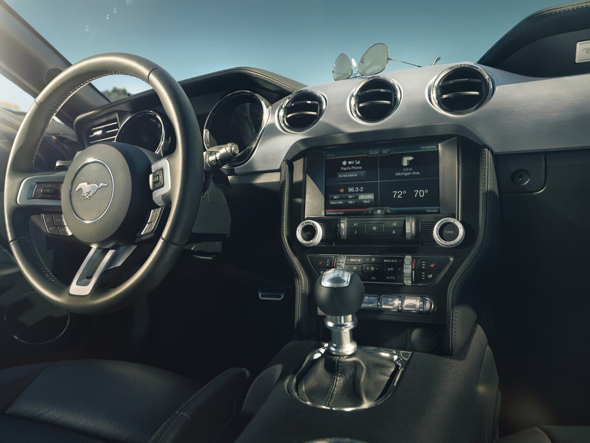 Ford Mustang VI — Salon, arxadan