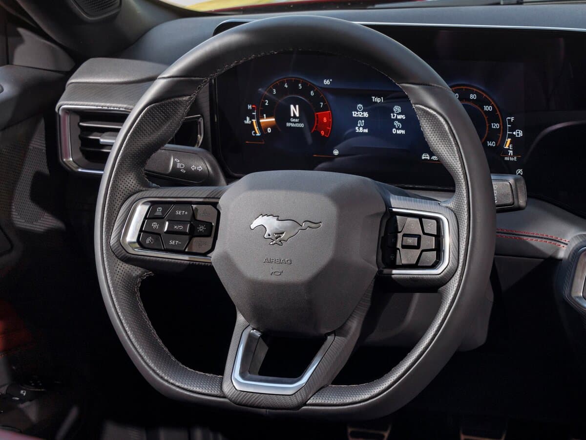 Ford Mustang VII — Sükan