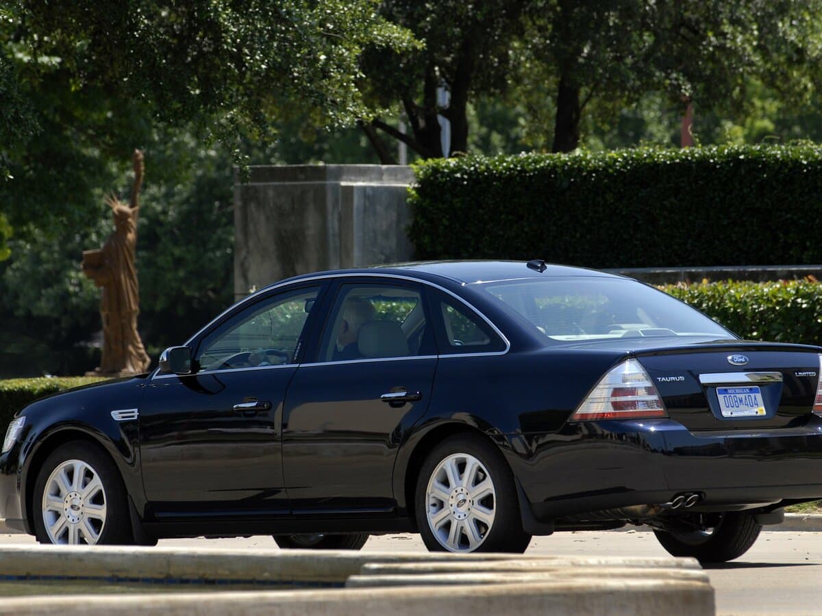 Ford Taurus V — 3/4 arxadan