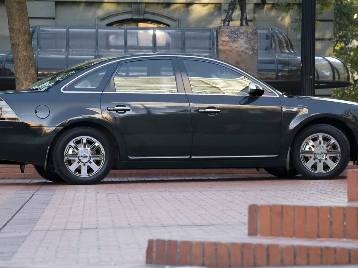 Ford Taurus V — Yandan