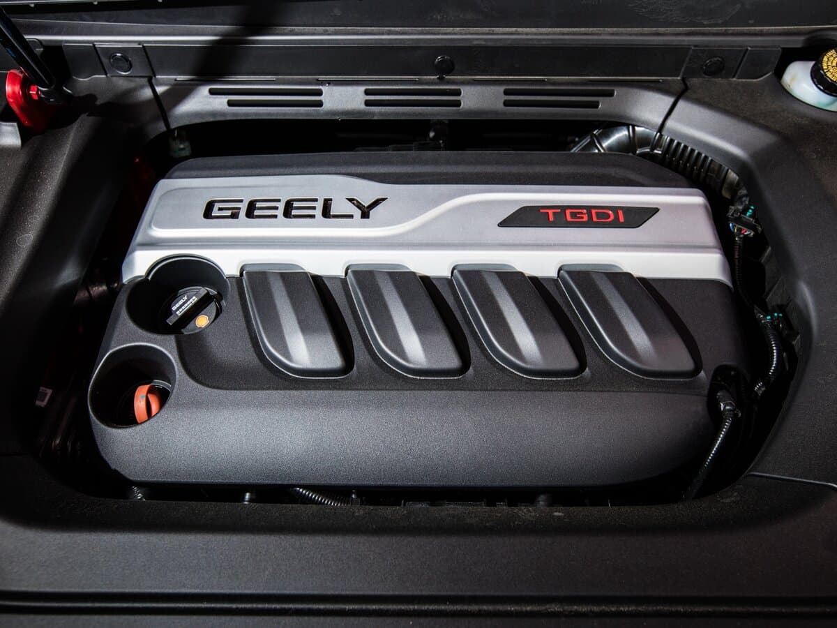 Geely Atlas I — Salon, öndən