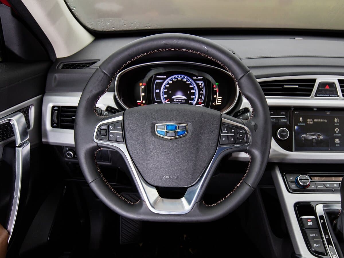 Geely Atlas I — Sükan