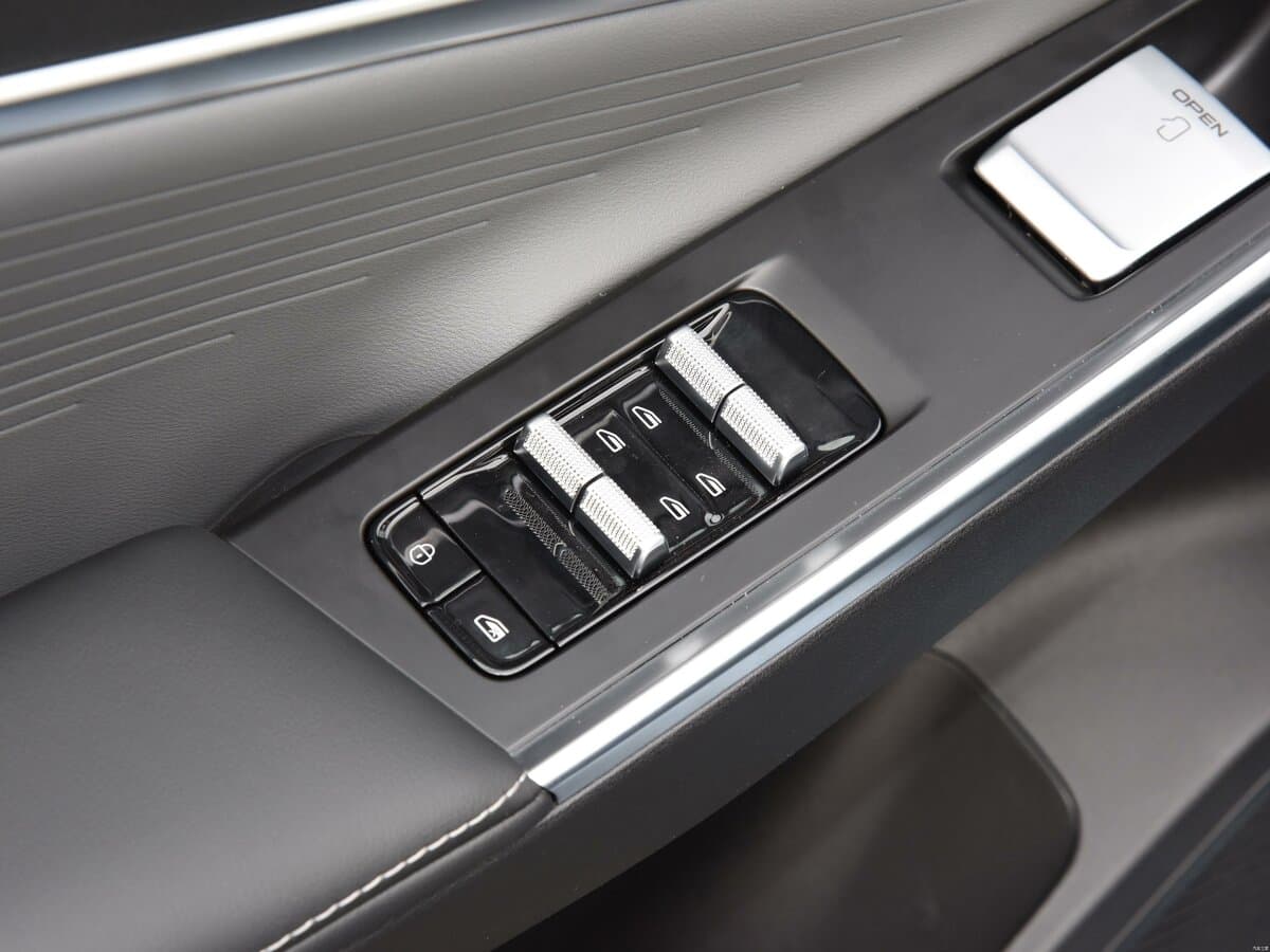 Geely Boyue Cool 2023 – 2025 — Qapı