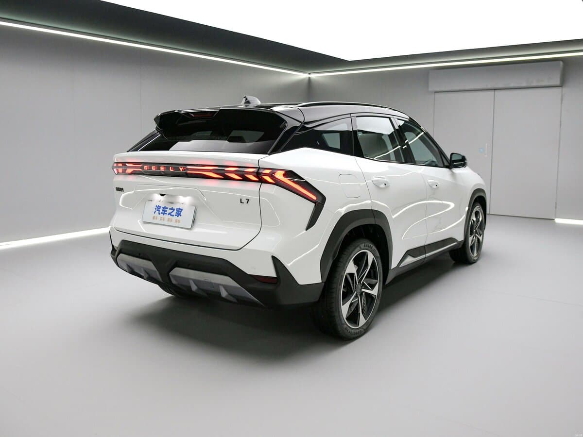 Geely Galaxy L7 2023 – indiyədək — 3/4 arxadan