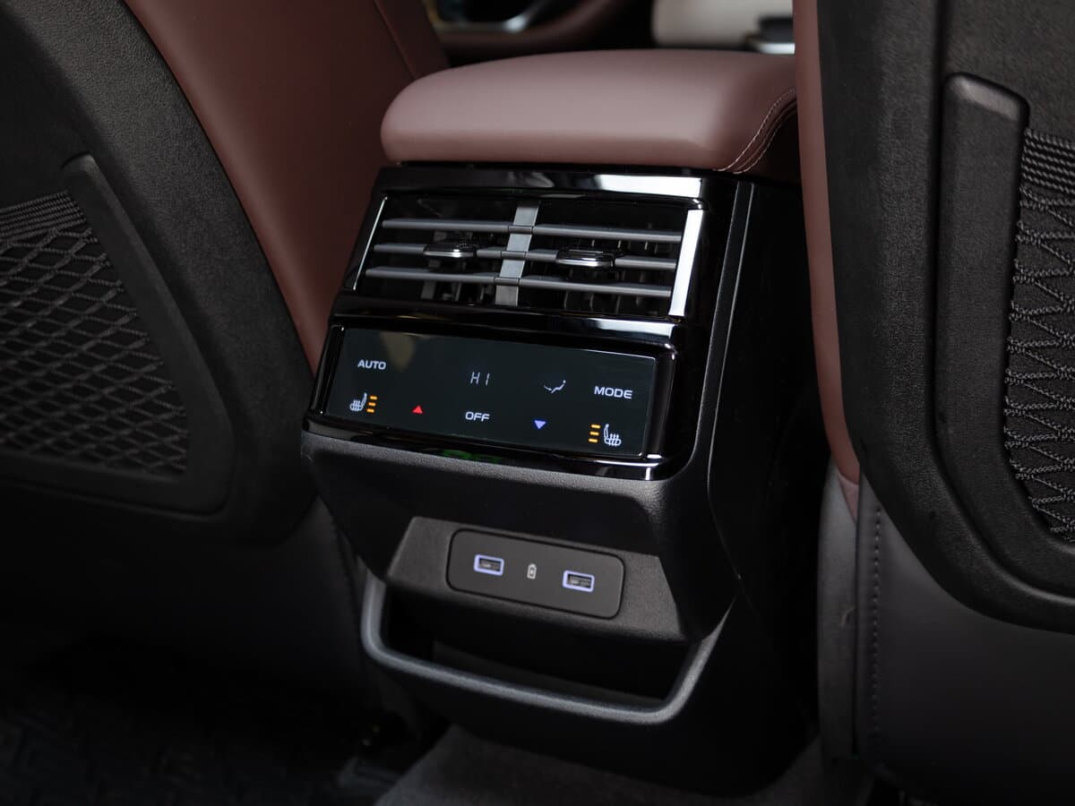 Geely Monjaro I — Salon, öndən
