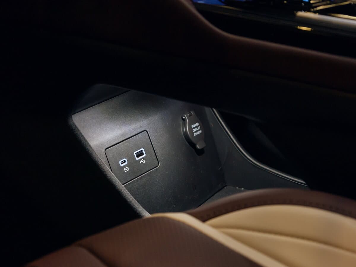 Geely Monjaro I — Salon, arxadan