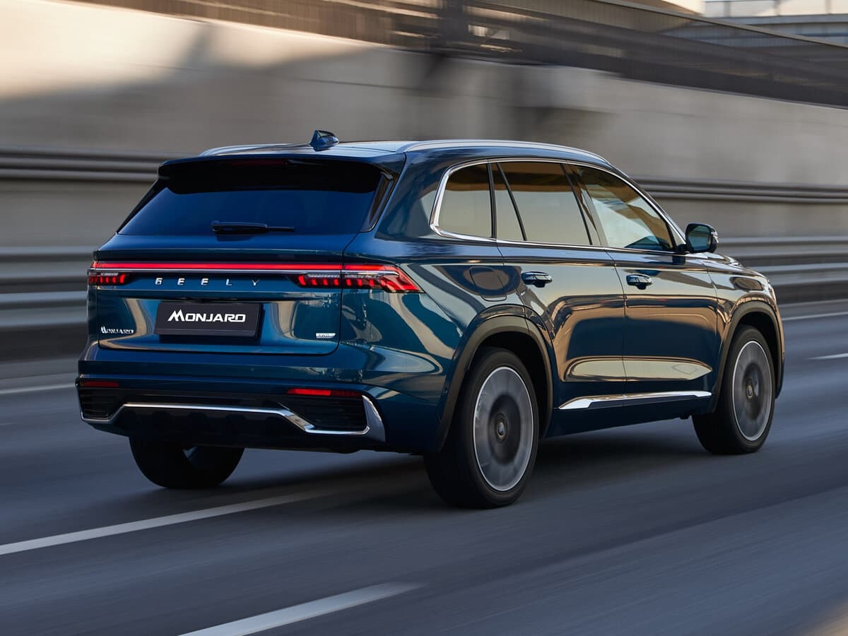 Geely Monjaro I — 3/4 arxadan