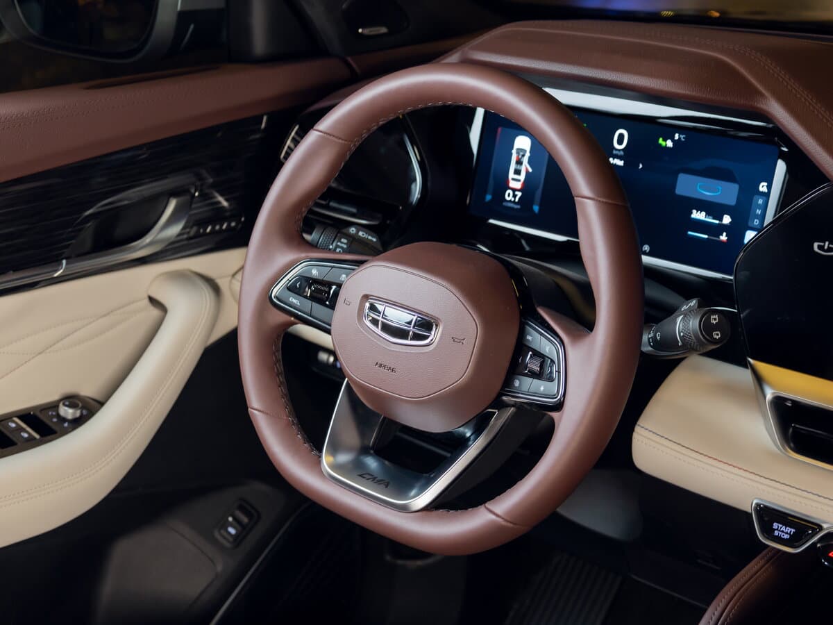 Geely Monjaro I — Sükan