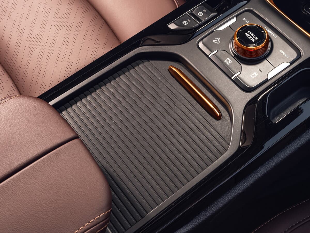 Geely Okavango I — Salon, arxadan