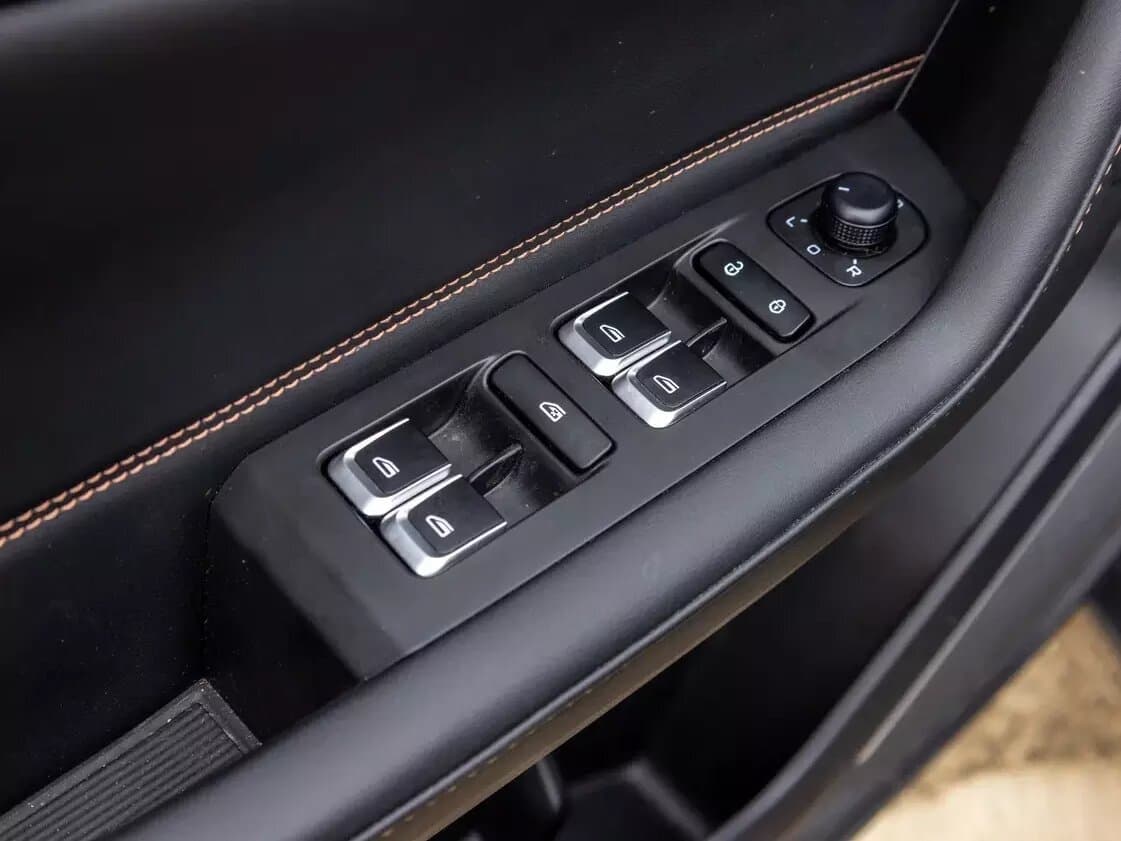 Geely Okavango I Restayling — Qapı