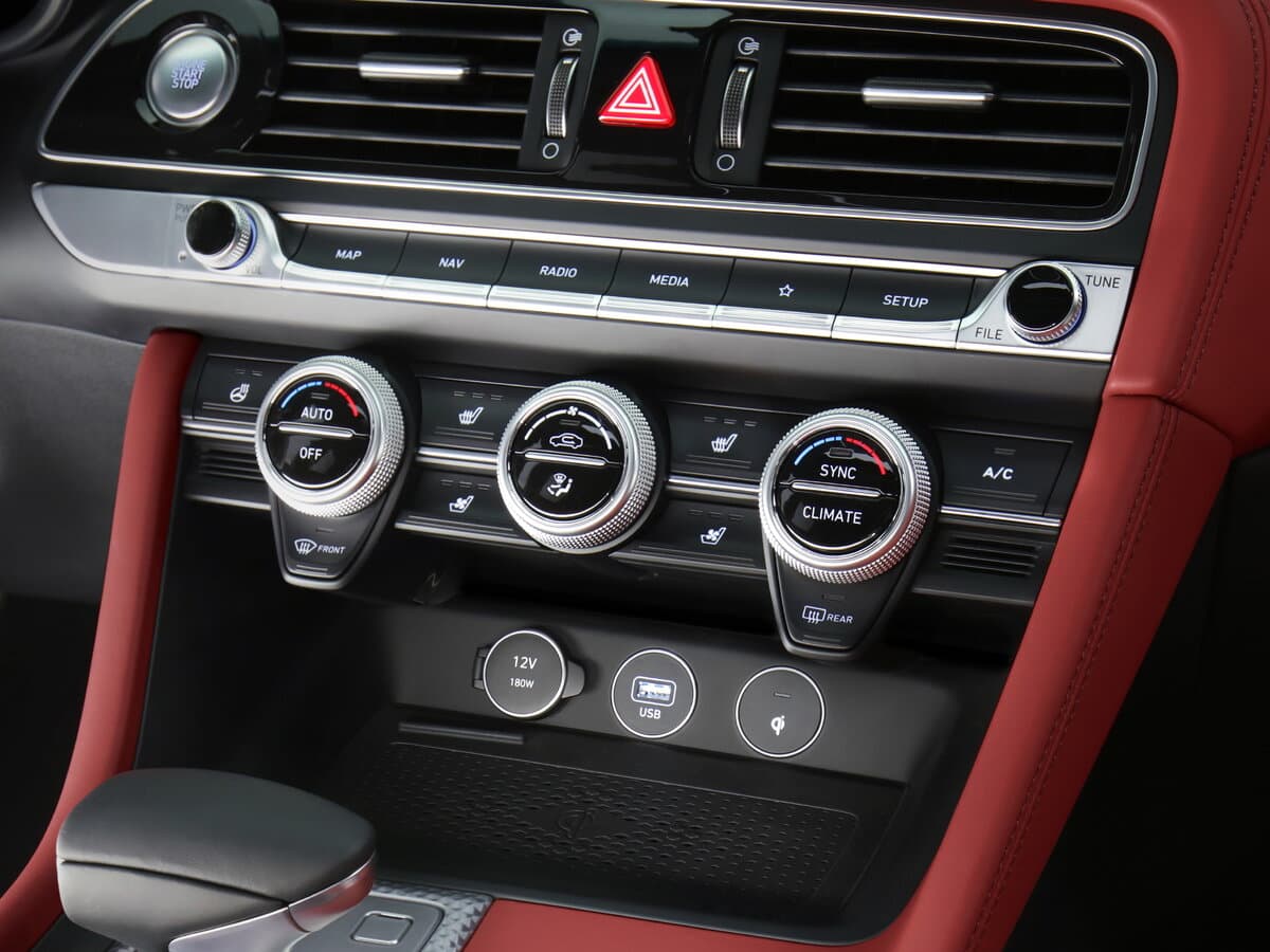 Genesis G70 I Restayling — Salon, arxadan