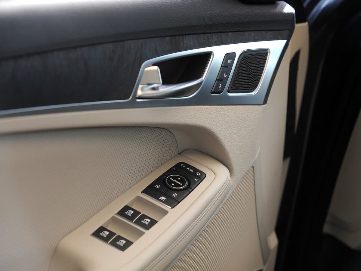 Genesis G80 I — Qapı