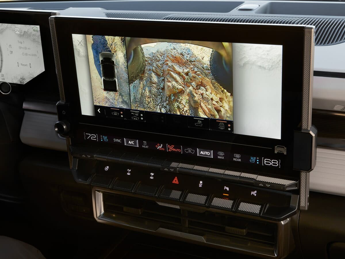 GMC Hummer EV 2021 – indiyədək — Salon, öndən