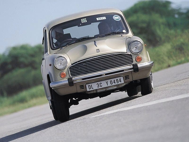 Hindustan Ambassador 1979 – 2014 — öndən görünüş
