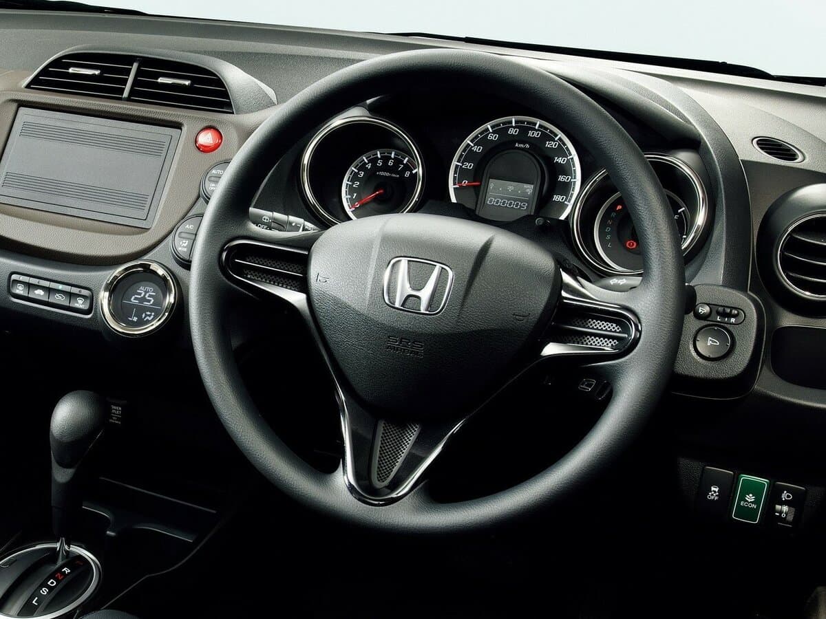 Honda Fit Shuttle I — Sükan