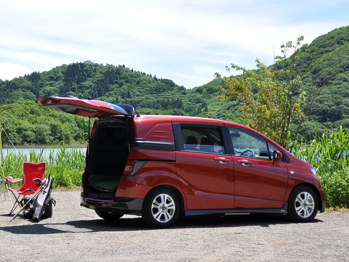 Honda Freed I — Yandan