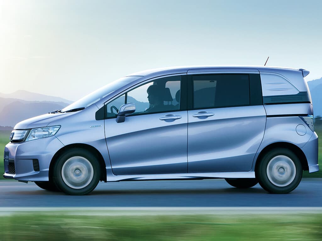 Honda Freed I Restayling — Yandan