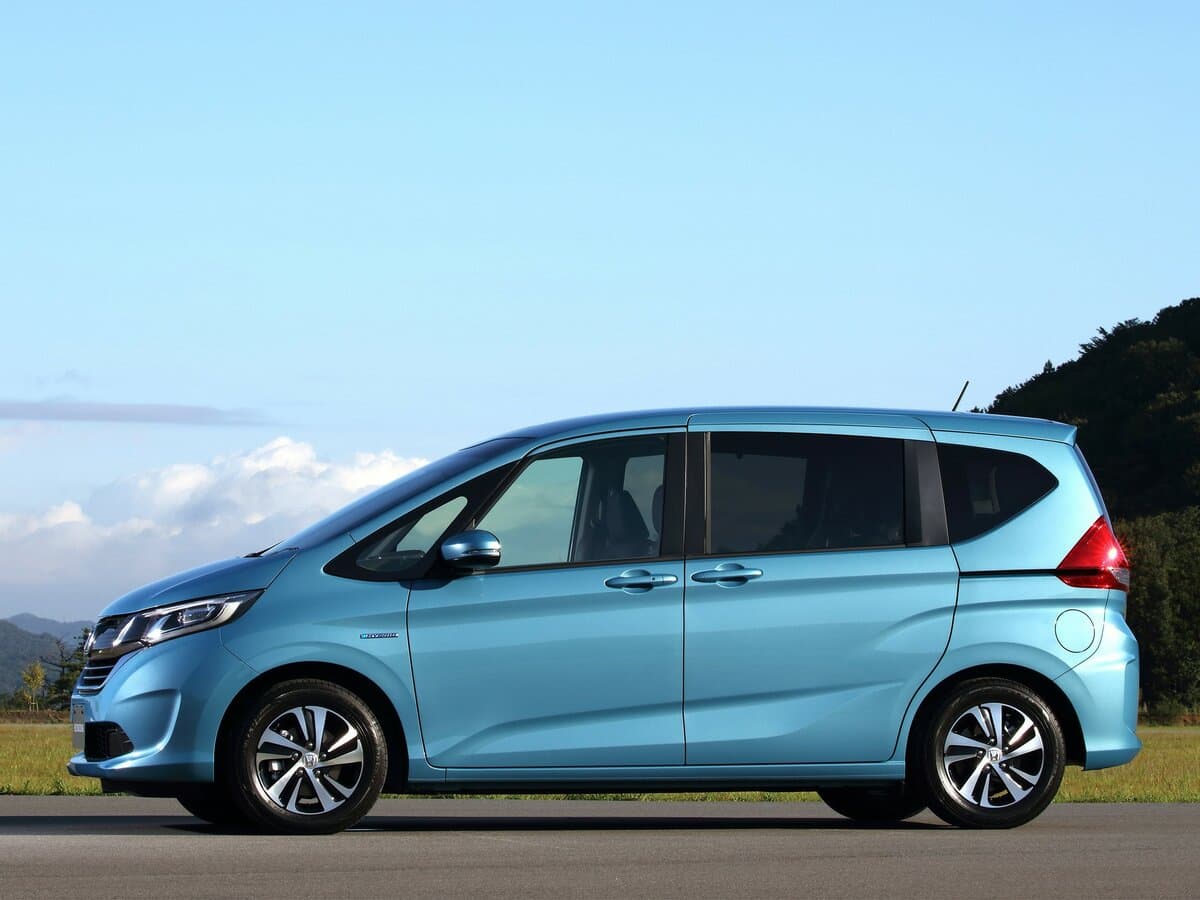 Honda Freed II — Yandan