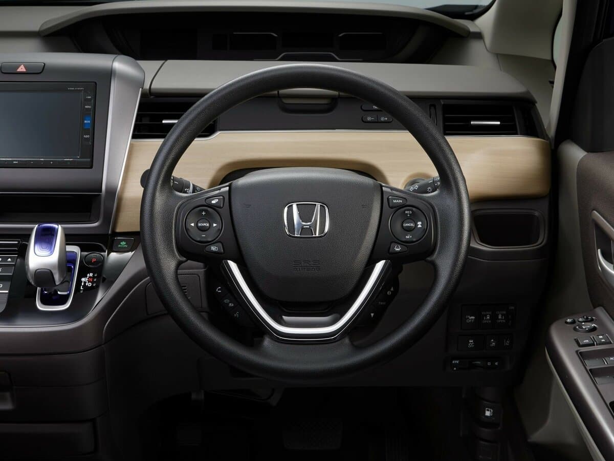Honda Freed II — Sükan