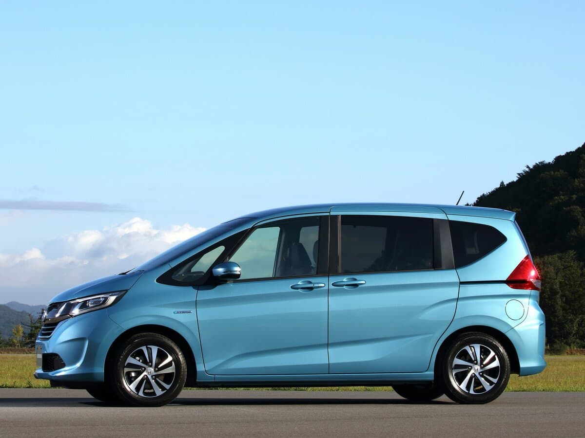 Honda Freed II — Yandan
