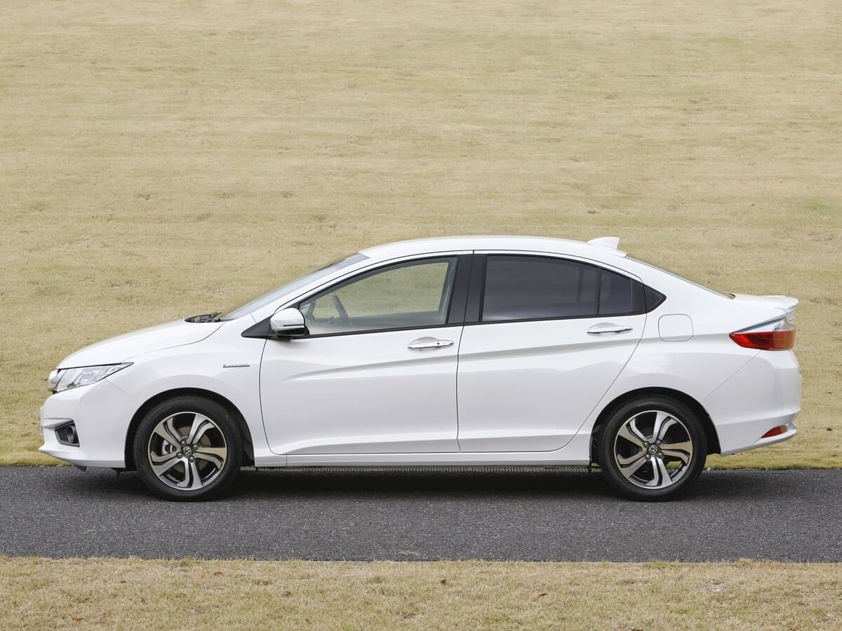 Honda Grace I — Yandan