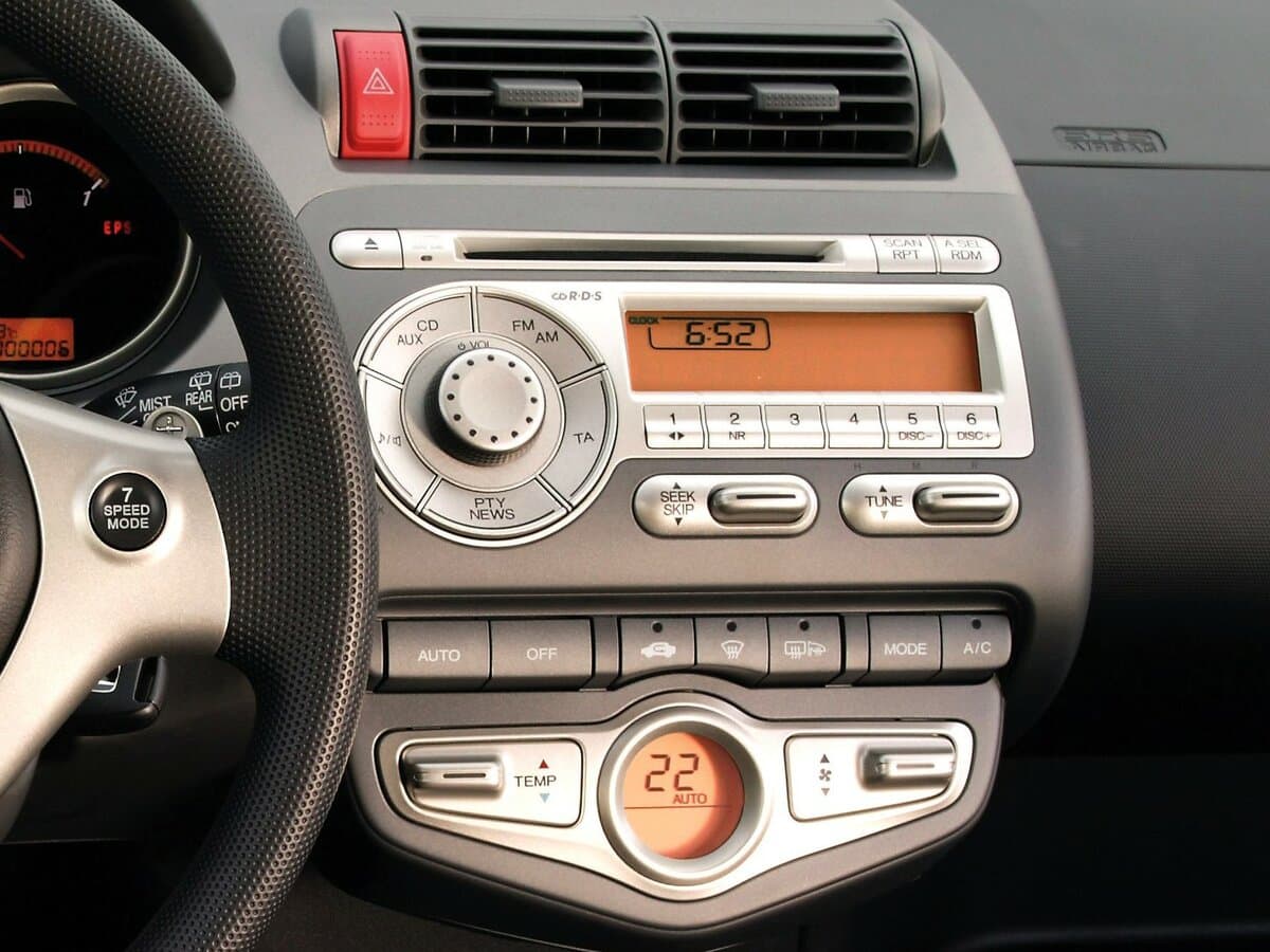 Honda Jazz I Restayling — Salon, arxadan
