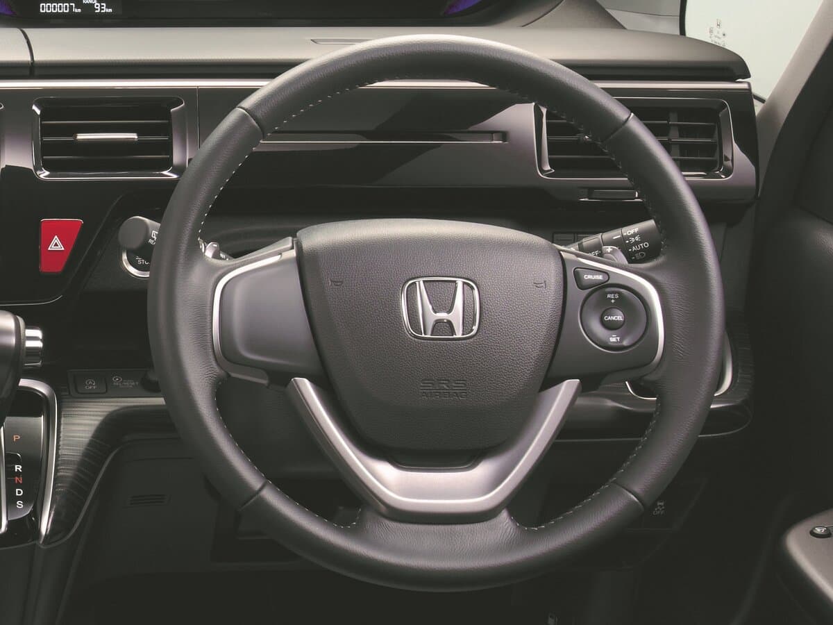 Honda Stepwgn V — Sükan
